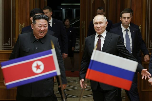 Nordkoreas ledare Kim Jong-Un och Rysslands president Vladimir Putin under ett möte utanför Pyongyang, Nordkorea i juni. Foto: Gavriil Grigorov/AP/TT