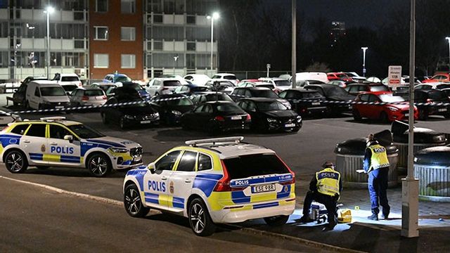 Polisen i arbete på brottsplatsen. Bild: Björn Larsson Rosvall / TT