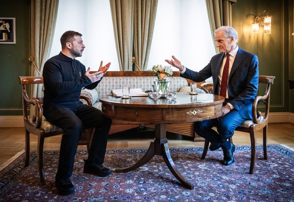 Ukrainas president Volodymyr Zelenskyj i samtal med statsminister Jonas Gahr Støre i Oslo på torsdagen. Ole Berg-Rusten/NTB/TT