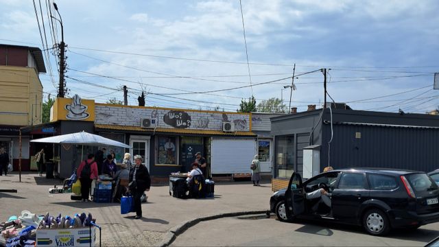 Torghandel utanför järnvägsstationen i en mindre ort i Kievregionen den 4 maj 2025. Ukrainarnas köpkraft har urholkats av fallande valuta, inflation och ekonomiskt tuffa tider under kriget. Nyheten om staten dessutom borde försättas i konkurs skapade därför oro. Foto: Erik Liljengren