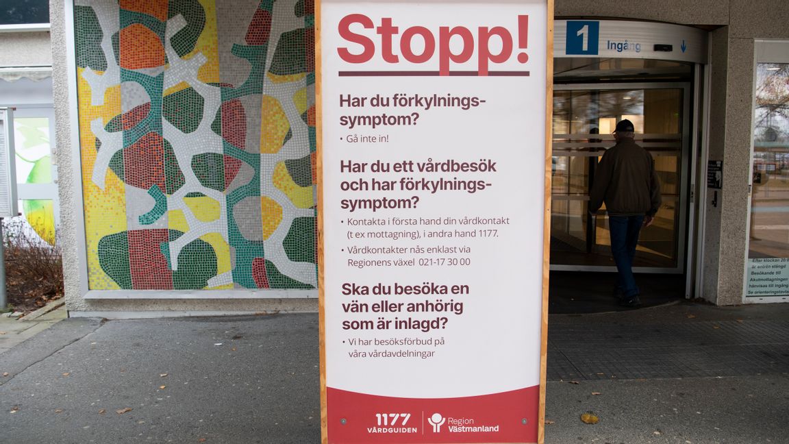 Skylt med virusregler utanför ett sjukhus.
Foto: Fredrik Sandberg/TT