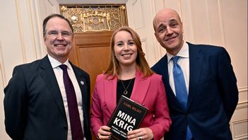 Annie Lööf har ett omfattande kontaktnät. Här avtackas hon från riksdagen av en före detta finansminister och en före detta statsminister.  Foto: Jonas Ekströmer/TT 