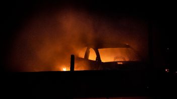 TT citerade om bilden: ”MÄRSTA 2021-08-26 Över hundra bilar brinner i ett garage i Märsta” Foto: Pontus Lundahl/TT 