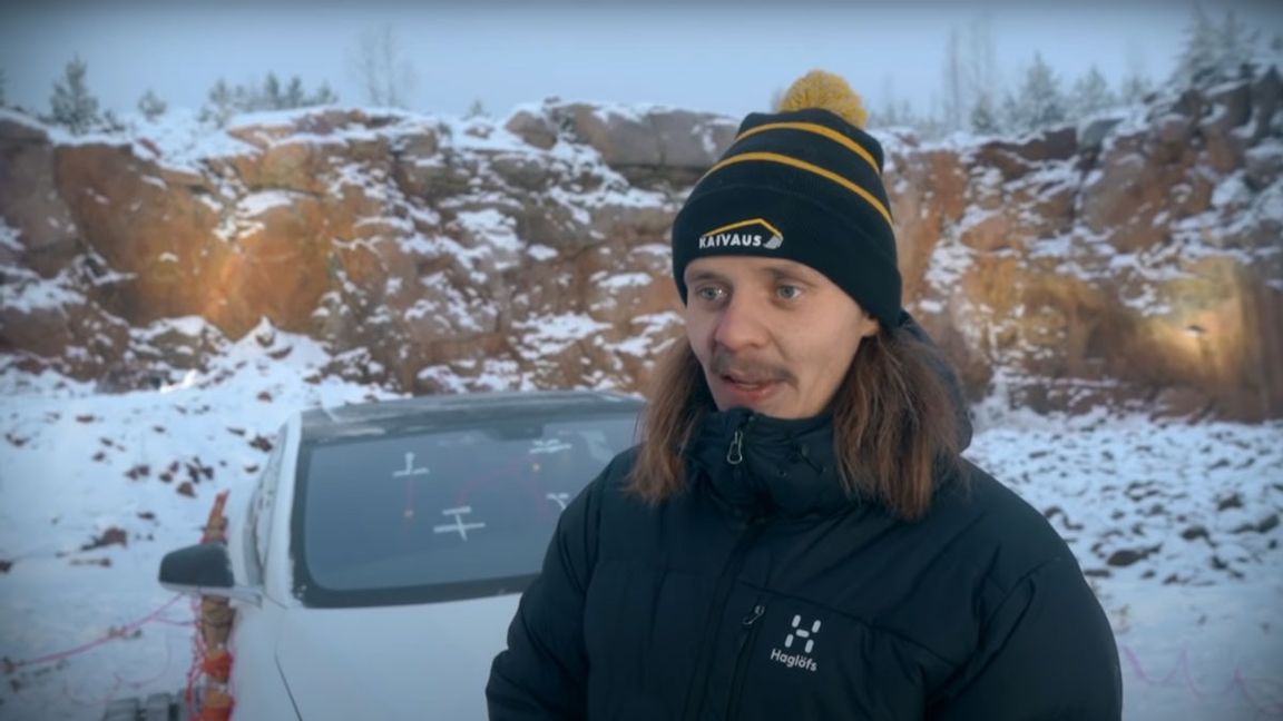 Den finländske numera före detta Teslaägaren Tuomas Katainen innan bilen sprängs. Foto: Youtube/Pommijätkät