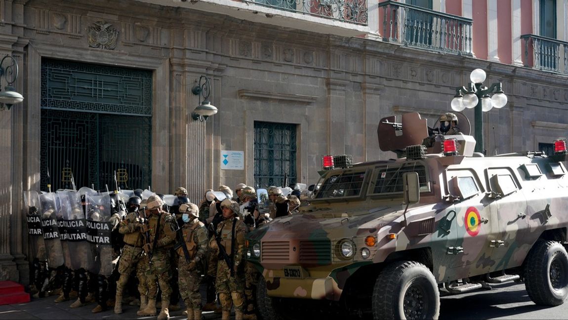 Soldater blockerade ingången till regeringspalatset i La Paz. Foto: JUAN KARITA/AP/TT