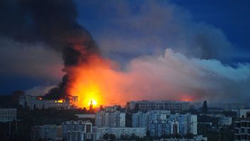 Bilden är från i lördags när ryska missiler slog ner i ett bostadsområde i Charkiv, Ukraina. Foto: Anatolii Lysianskyi/AP/TT