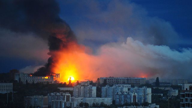 Bilden är från i lördags när ryska missiler slog ner i ett bostadsområde i Charkiv, Ukraina. Foto: Anatolii Lysianskyi/AP/TT