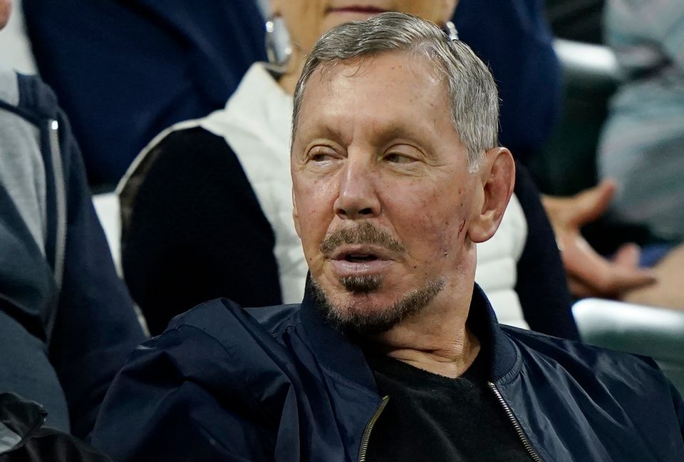Larry Ellison, grundare och ordförande i techbjässen Oracle, går in med garantier som backar upp Paramounts bud på Warner Bros. Arkivbild. Mark J Terrill/AP/TT