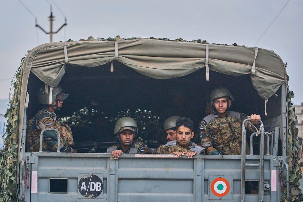 Indiska soldater på en bild tagen på onsdagen. Foto: Dar Yasin/AP/TT