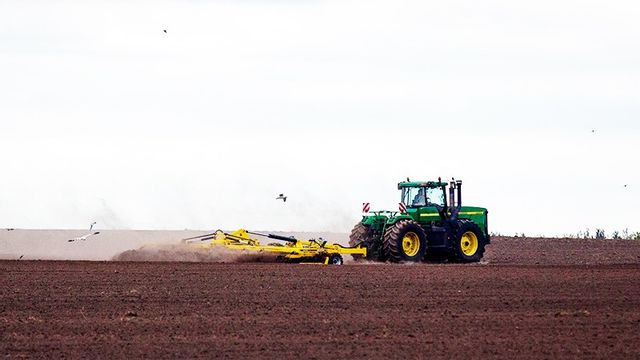 En traktor behandlar den bördiga svarta jorden i Ukraina Foto: Adam Ihse / TT /