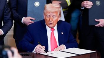 Först ska Trumps reformpaket tillbaka till representanthuset, sen är planen att Trump ska kunna signera det som lag på fredag, 4 juli. Bild från tidigare signering. Foto: AP