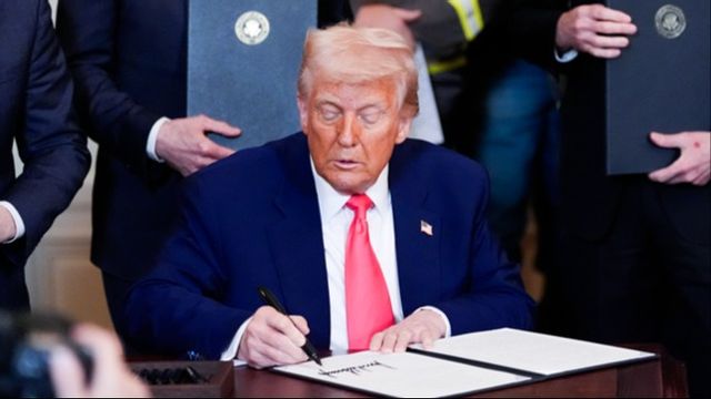 Först ska Trumps reformpaket tillbaka till representanthuset, sen är planen att Trump ska kunna signera det som lag på fredag, 4 juli. Bild från tidigare signering. Foto: AP