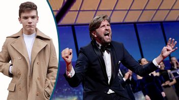 Ruben Östlund firade förra året efter att ”Triangel of sadness” vunnit Guldpalmen i Cannes. Foto: Joel C Ryan/AP/TT