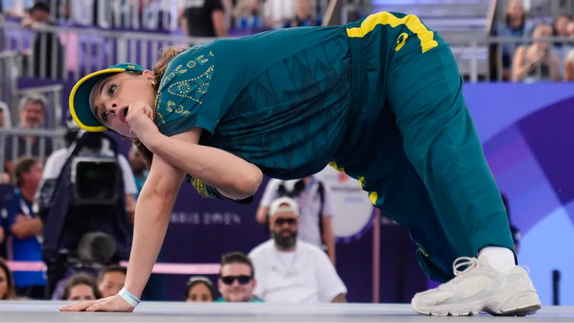 Rachael ’Raygun’ Gunn under breakdance-tävlingen vid OS i Paris 2024. Hennes okonventionella stil väckte stor uppmärksamhet. Foto: Frank Franklin II/AP/TT