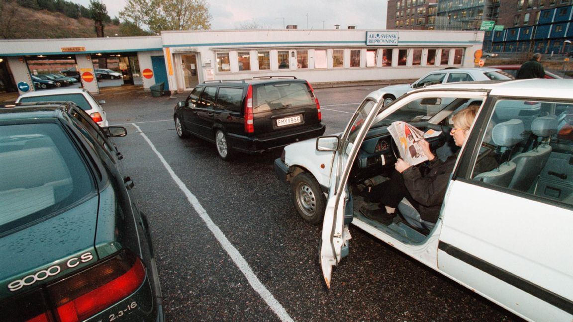 Kö till bilprovningen år 2000, då nyheterna rapporterade att väntetiden för en besiktningstid var uppemot 30 dagar. Foto: Pontus Lundahl, TT.