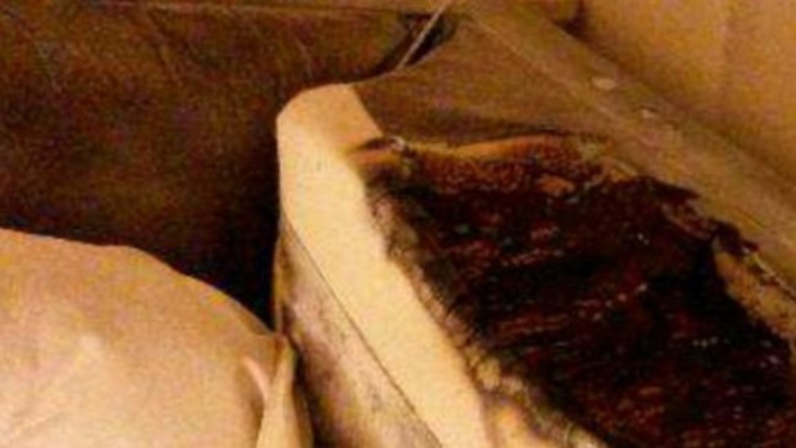 Den eldskadade soffan. Bild: Polisen via Riks