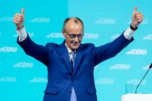 CDU:s partiledare Friedrich Merz på ett partimöte i Berlin. Foto: Ebrahim Noroozi/AP/TT