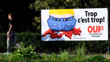 En affisch från en folkomröstning 2020 om att begränsa den fria rörligheten med EU. Foto: Laurent Gillieron/AP/TT