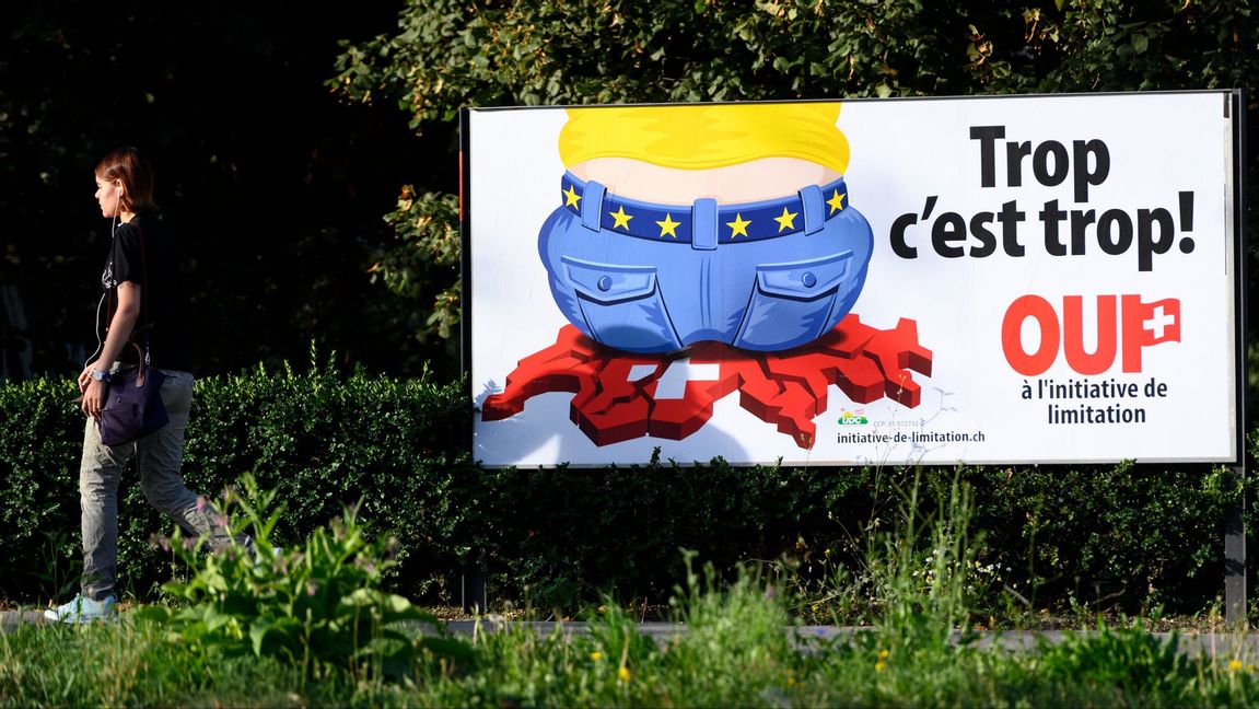 En affisch från en folkomröstning 2020 om att begränsa den fria rörligheten med EU. Foto: Laurent Gillieron/AP/TT