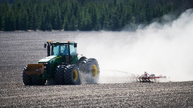 En bonde i traktor harvar en åker i Mälardalen. Genrebild. Foto: Fredrik Sandberg/TT