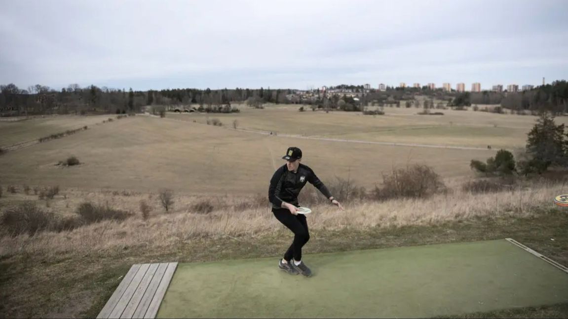 Järva Discgolfpark anses vara en av världens bästa discgolfbanor, men nu förvandlas den till begravningsplats. En femtedel av den planerade begravningsplatsen påstås kunna stå färdig inom en månad, men bara den lilla delen har kostat dubbelt så mycket som hela anläggningen beräknades till Foto: Ali Lorestani/TT