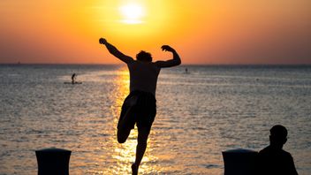Genrebild. Ett hopp i plurret kan vara skönt i den heta sommarluften som drar in över vissa delar av Sverige på onsdagen. Foto: Johan Nilsson/TT