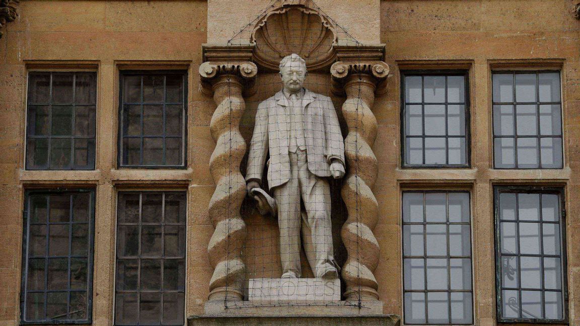 Den kontroversiella statyn av Cecil Rhodes. Foto: Matt Dunham/AP/TT.