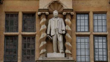 Den kontroversiella statyn av Cecil Rhodes. Foto: Matt Dunham/AP/TT.