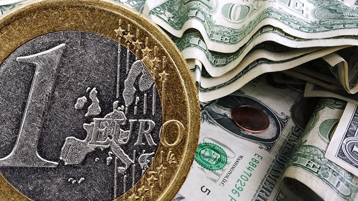 Dollarn och euron handlas nära paritet