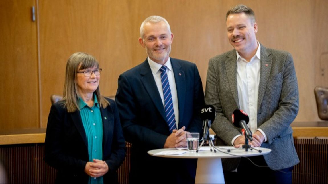 Karin Pleijel (MP), Jonas Attenius (S) och Daniel Bernmar (V), från Göteborgs rödgröna styre begär miljarder i statsbidrag.  Foto: Adam Ihse / TT.