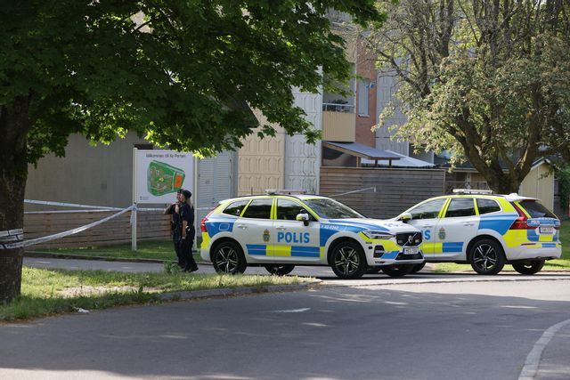 Poliser på plats efter dubbelmordet i Hageby i Norrköping natten mot den 3 juni 2024. Arkivbild. Foto: Magnus Andersson/TT