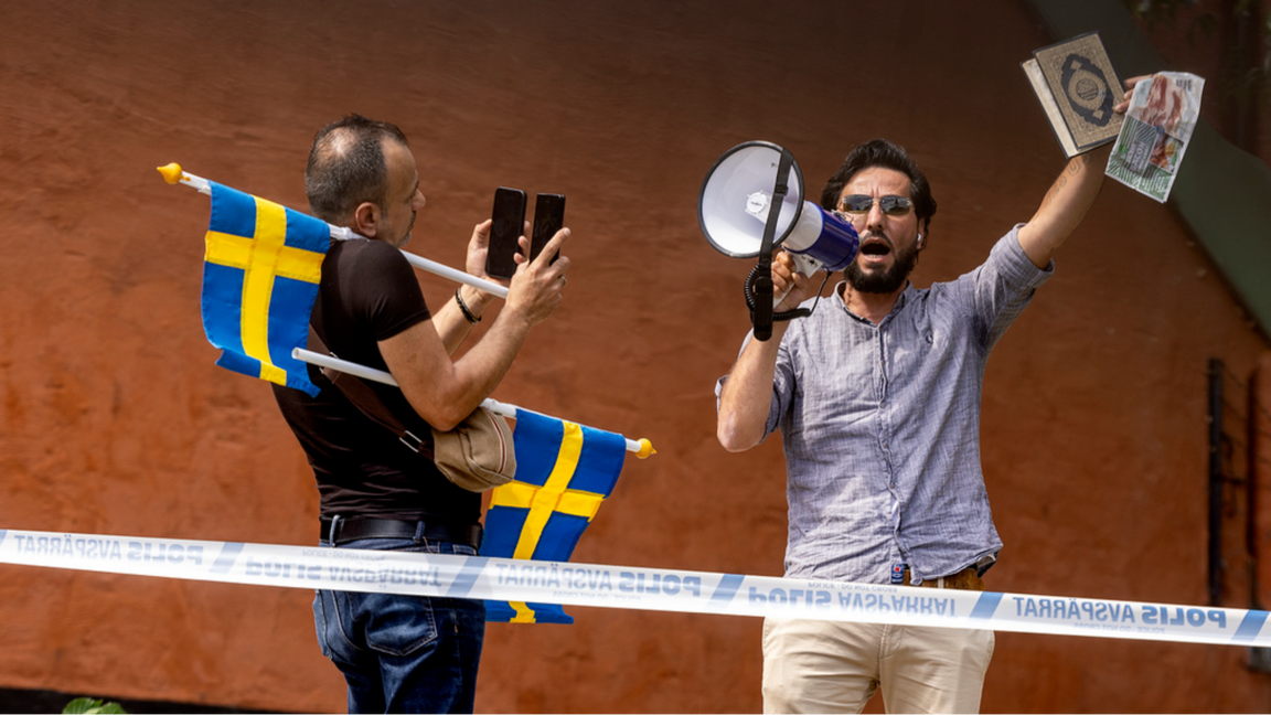 Salwan Momika under koranbränning i Stockholm. Foto: Stefan Jerrevång/TT