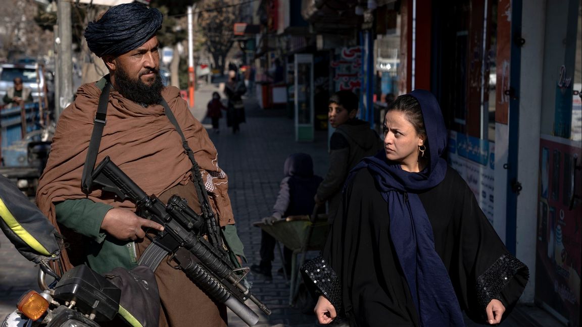 En taliban med en kvinna i Kabul i Afghanistan. Foto: Ebrahim Noroozi/AP/TT