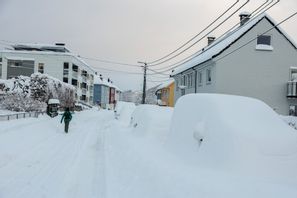Stora mängder snö skapar problem i Bergen under lördagsmorgonen. Foto: Paul S. Amundsen/NTB/TT