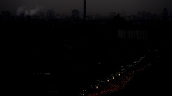 Bilar kör genom till en del av Kiev som har totalt strömavbrott i skymningen lördagen den 8 november 2025. Foto: AP Photo/Julia Demaree Nikhinson  