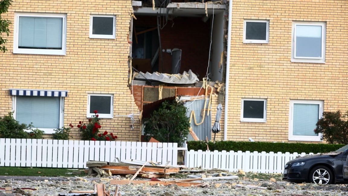 Förödelsen efter en kraftig explosion i ett bostadshus i området Ekholmen i Linköping som också har sprängt bort ytterväggen. Foto: Stefan Jerrevång/TT