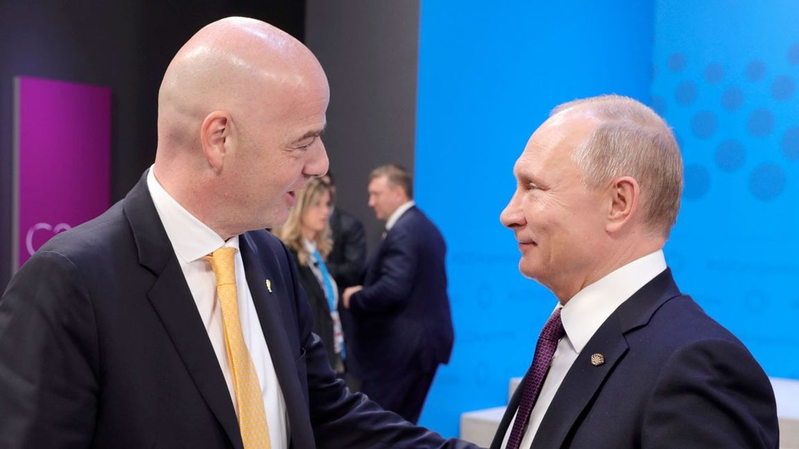 Fifas president Gianni Infantino fick skarp kritik för att inte stänga av Ryssland från VM-kvalet. Nu har Fifa stoppat ryskt deltagande. Arkivbild. Foto: Mikhail Klimentyev/AP/TT