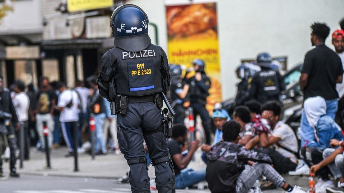 Hundratals eritrianer gripna av polis i Stuttgart, Tyskland efter kravaller i samband med en kulturfestival. Foto: Jason Tschepljakow