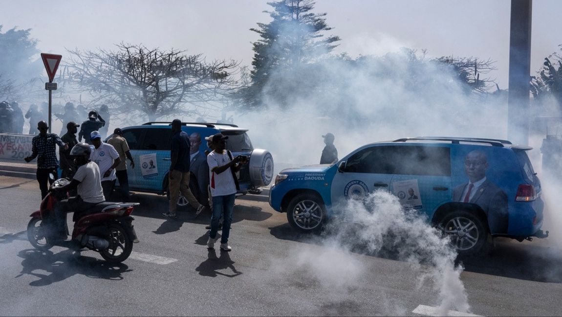 Kravallpoliser i Dakar sköt tårgas mot demonstranter i söndags. Foto: STEFAN KLEINOWITZ/AP/TT