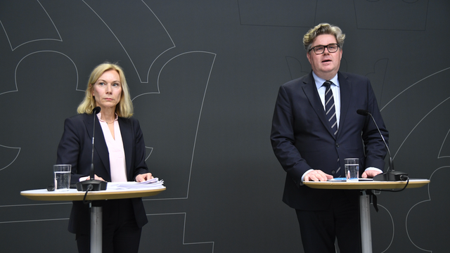 Särskilda utredaren Viveca Lång och justitieminister Gunnar Strömmer under onsdagens pressträff. Foto: Lars Schröder/TT