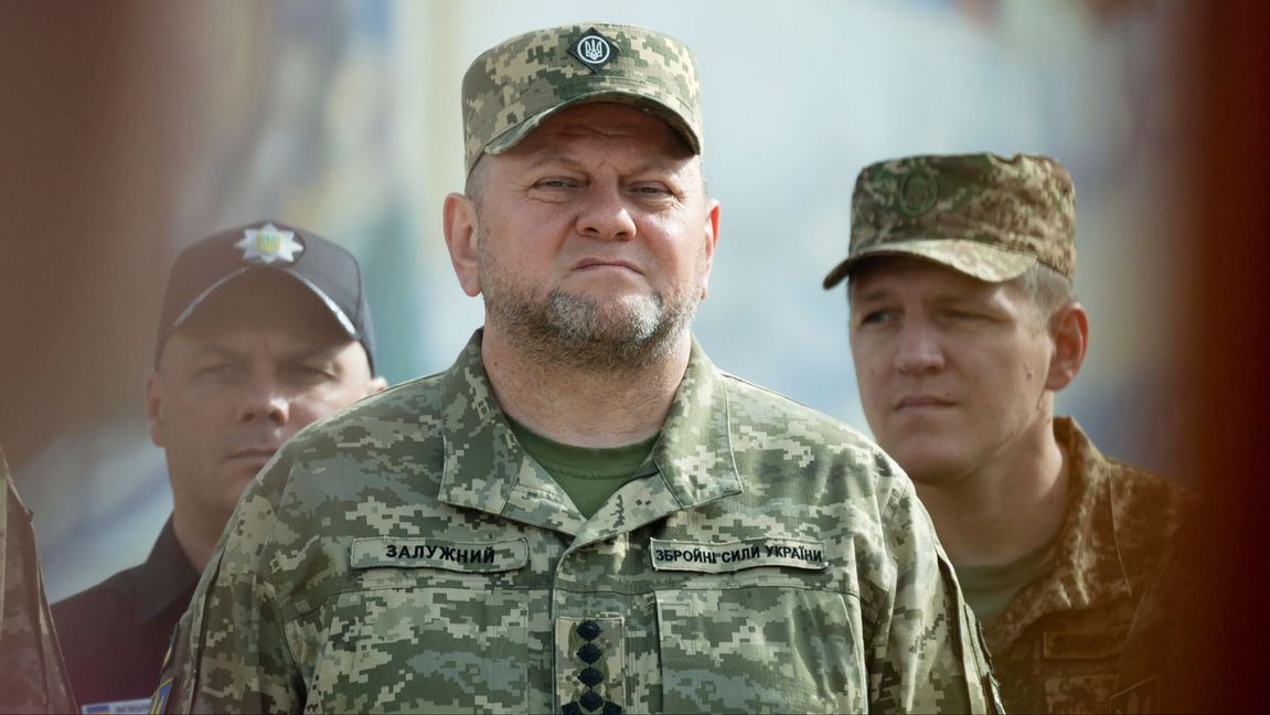 Dåvarande försvarsmaktschef Valerij Zaluzjnyj deltar den 28 juli 2023 i högtidlighållandet av en ukrainsk helgdag i centrala Kiev. Foto: det ukrainska presidentkansliets presstjänst via AP