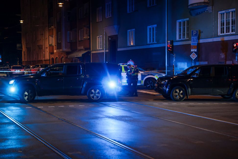 Polis på plats i stadsdelen Berget i Norrköping efter mordet den 12 augusti förra året. Foto: Magnus Andersson/TT