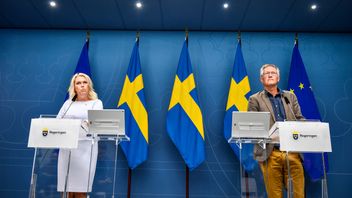 Socialminister Lena Hallengren (S) och statsepidemiolog Anders Tegnell vid Folkhälsomyndigheten, två av arkitekterna bakom den svenska covidstrategin. Foto: Naina Helén Jåma, TT.