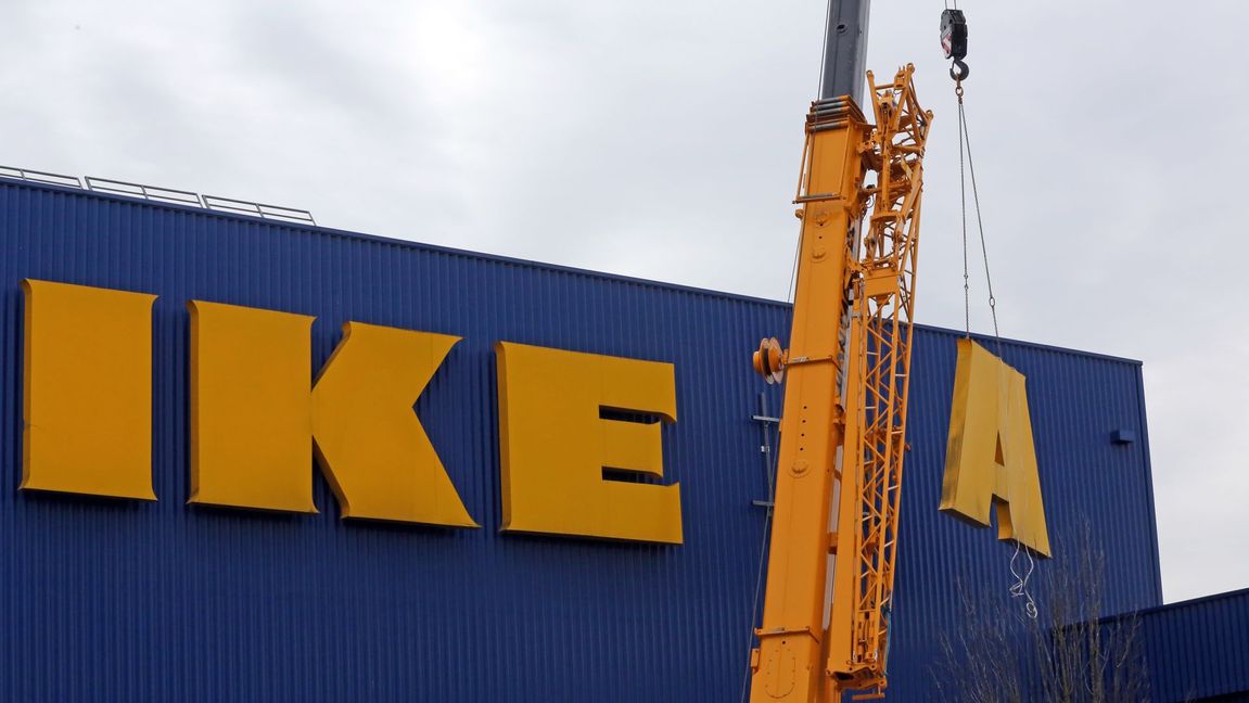 IKEA:s klassiska logotyp på ett varuhus. Foto: Remy de la Mauviniere, TT