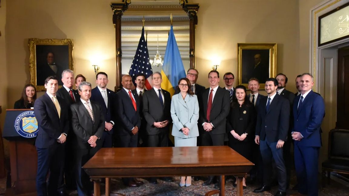 USA:s finansminister Scott Bessent och Ukrainas vice premiärminister Yulia Svyrydenko skrev på ett avtal om sällsynta mineraler. Foto: Yulia Svyrydenko/X