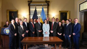 USA:s finansminister Scott Bessent och Ukrainas vice premiärminister Yulia Svyrydenko skrev på ett avtal om sällsynta mineraler. Foto: Yulia Svyrydenko/X