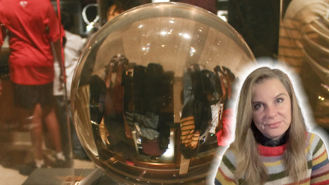 Vågar man ens titta i kristallkulan? Foto: Sanjay Acharya, CC BY-SA 3.0, via Wikimedia foundation