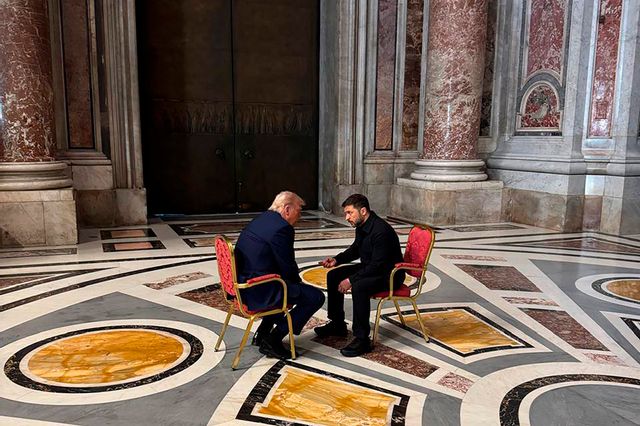 USA:s president Donald Trump och Ukrainas president Volodymyr Zelenskyj i möte i samband med påve Franciskus begravning i Vatikanen den 26 april. Ukrainas presidentkansli via AP/TT