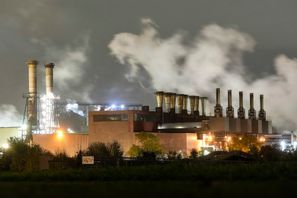 Tyska fabriker fick färre ordrar än väntat i november. På bilden ståltillverkaren Thyssenkrupp i Duisburg. Arkivbild. Martin Meissner AP/TT