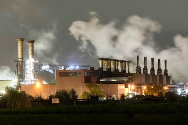 Tyska fabriker fick färre ordrar än väntat i november. På bilden ståltillverkaren Thyssenkrupp i Duisburg. Arkivbild. Martin Meissner AP/TT